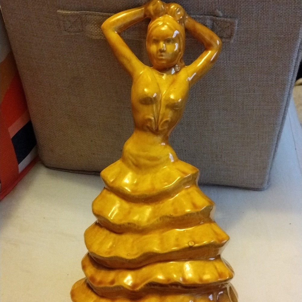 Chalkware female Spanish Flamenco Dancer 11 in